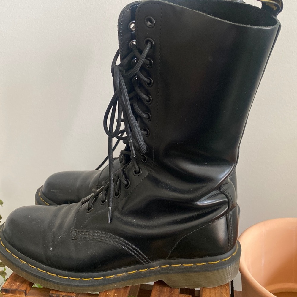 1914 SMOOTH LEATHER TALL BOOTS Black mid-calf DrMartens in excellent condition